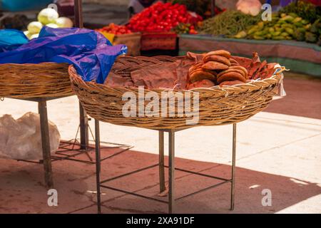 Traditioneller Brotstand in Cochabamba Bolivien, der arani-Brot verkauft, typisches Brot aus einer Region Boliviens. Stockfoto