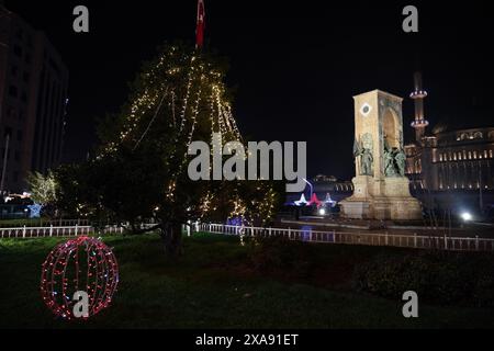 ISTANBUL, TÜRKEI - 31. DEZEMBER 2023: Taksim-Platz mit Neujahrsdekorationen in Istanbul Stockfoto