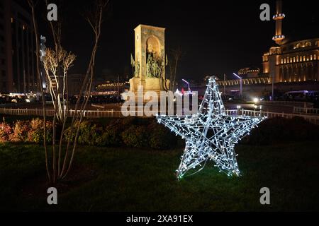 ISTANBUL, TÜRKEI - 31. DEZEMBER 2023: Taksim-Platz mit Neujahrsdekorationen in Istanbul Stockfoto