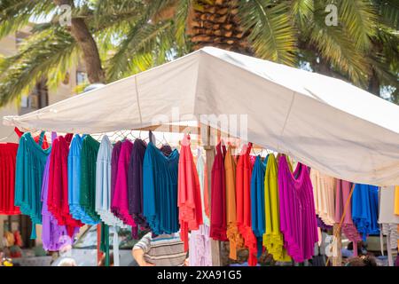 Traditionelle bunte bolivianische Röcke hangen auf einem Markt zum Verkauf, traditionelle bolivianische Kleidung namens „Polleras“. Stockfoto