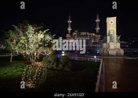 ISTANBUL, TÜRKEI - 31. DEZEMBER 2023: Taksim-Platz mit Neujahrsdekorationen in Istanbul Stockfoto