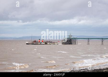 PS Waverley, der letzte Seefahrer mit einem Raddampfer der Welt, verlässt den Victorian Pier in Clevedon Stockfoto