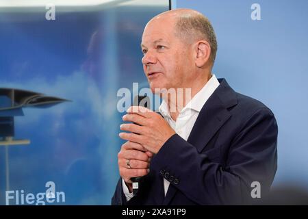 Berlin, Deutschland 05. Juni 2024: Internationale Luft- und Raumfahrtausstellung ILA 2024 im Bild: Bundeskanzler Olaf Scholz SPD am Stand von MTU *** Berlin, Deutschland 05. Juni 2024 Internationale Luft- und Raumfahrtausstellung ILA 2024 Foto Copyright: XFotostandx/xReuhlx Stockfoto