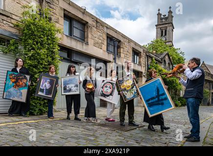 Circus Lane, Schottland, Großbritannien, 5. Juni 2024, New Town Art Month: 11 Kunstgalerien (einschließlich & Gallery, The Scottish Gallery, Powderhall Bronze, Fine Art Society, Open Eye Gallery, Harvey & Woodd & Others) halten ihre zweite Kunstmesse ab. Im Bild: Mitarbeiter einiger Galerien mit Kunstwerken in der Circus Lane in der Neustadt. Quelle: Sally Anderson/Alamy Live News Stockfoto