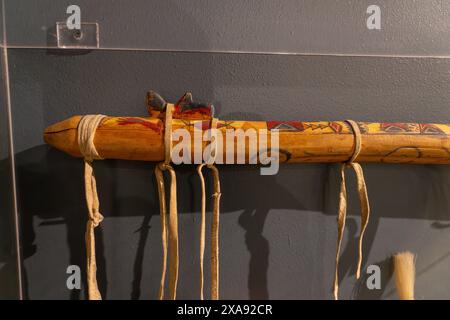 Lackierte Holzflöte. Ute Indian Culture, BYU Museum of Peoples and Cultures in Provo, Utah. Stockfoto