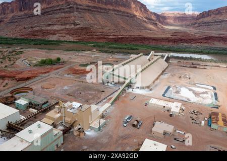 Die Verarbeitungsanlage der Intrepid Potash Mine in der Nähe von Moab, Utah. Davor befinden sich die langen Kali-Lagergebäude. Stockfoto