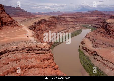 Touristen parkten am Thelma und Louise Point am Shafer Trail am Colorado River in der Nähe von Moab, Utah. Der offizielle Name ist Fossil Point, aber es ist Th Stockfoto