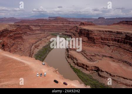 Touristen parkten am Thelma und Louise Point am Shafer Trail am Colorado River in der Nähe von Moab, Utah. Der offizielle Name ist Fossil Point, aber es ist Th Stockfoto