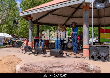 Die Band Juniper Drive tritt beim jährlichen Moab Arts Festival in Moab, Utah auf. Stockfoto