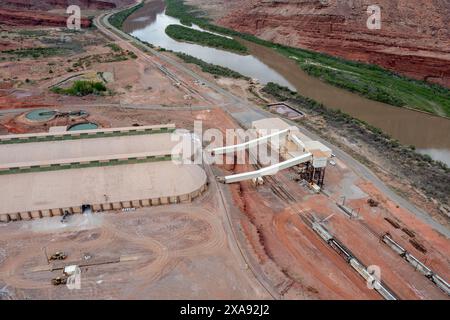 Die Verarbeitungsanlage der Intrepid Potash Mine in der Nähe von Moab, Utah. Davor befinden sich die langen Kali-Lagergebäude. Stockfoto