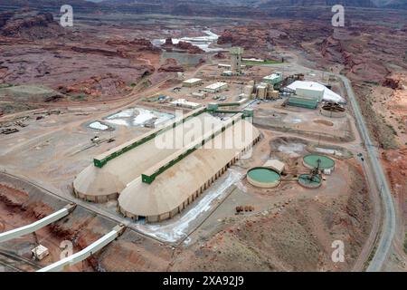 Die Verarbeitungsanlage der Intrepid Potash Mine in der Nähe von Moab, Utah. Davor befinden sich die langen Kali-Lagergebäude. Stockfoto