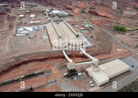 Die Verarbeitungsanlage der Intrepid Potash Mine in der Nähe von Moab, Utah. Davor befinden sich die langen Kali-Lagergebäude. Stockfoto