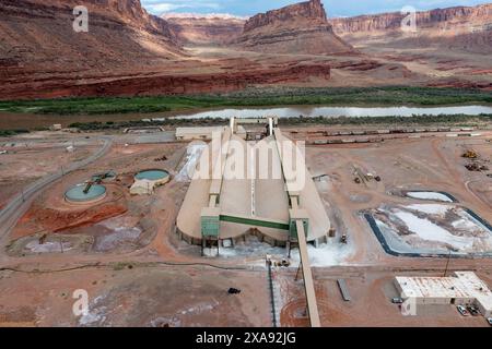 Die Verarbeitungsanlage der Intrepid Potash Mine in der Nähe von Moab, Utah. Davor befinden sich die langen Kali-Lagergebäude. Stockfoto