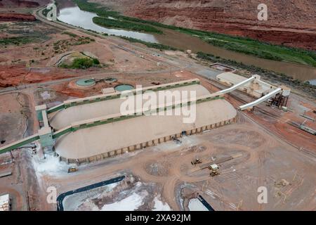 Die Verarbeitungsanlage der Intrepid Potash Mine in der Nähe von Moab, Utah. Davor befinden sich die langen Kali-Lagergebäude. Stockfoto