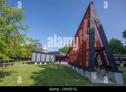 Serpentine South, Kensington Gardens, London, Großbritannien. Juni 2024. Der 23. Serpentine Pavilion 2024, ein archipelagisches Void, das vom koreanischen Architekten Minsuk Cho in Seoul und seiner Firma Mass Studies entworfen wurde, ist vom 7. Juni bis 27. Oktober für die Öffentlichkeit zugänglich. Der Pavillon enthält die Galerie, die Bibliothek ungelesener Bücher, das Teehaus, den Spielturm und das Auditorium. Quelle: Malcolm Park/Alamy Live News Stockfoto