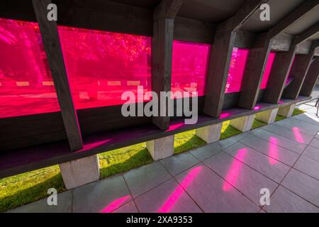 Serpentine South, Kensington Gardens, London, Großbritannien. Juni 2024. Der 23. Serpentine Pavilion 2024, ein archipelagisches Void, das vom koreanischen Architekten Minsuk Cho in Seoul und seiner Firma Mass Studies entworfen wurde, ist vom 7. Juni bis 27. Oktober für die Öffentlichkeit zugänglich. Der Pavillon enthält die Galerie, die Bibliothek ungelesener Bücher, das Teehaus, den Spielturm und das Auditorium. Quelle: Malcolm Park/Alamy Live News Stockfoto