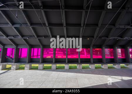 Serpentine South, Kensington Gardens, London, Großbritannien. Juni 2024. Der 23. Serpentine Pavilion 2024, ein archipelagisches Void, das vom koreanischen Architekten Minsuk Cho in Seoul und seiner Firma Mass Studies entworfen wurde, ist vom 7. Juni bis 27. Oktober für die Öffentlichkeit zugänglich. Der Pavillon enthält die Galerie, die Bibliothek ungelesener Bücher, das Teehaus, den Spielturm und das Auditorium. Quelle: Malcolm Park/Alamy Live News Stockfoto