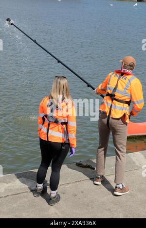 Bristol, Großbritannien. Juni 2024. Wessex Wassertechniker testen die Wasserqualität am Hafen von Bristol, bevor am 15. Juni das Wildschwimmen wieder aufgenommen wird. Quelle: JMF News/Alamy Live News Stockfoto