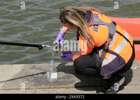 Bristol, Großbritannien. Juni 2024. Wessex Wassertechniker testen die Wasserqualität am Hafen von Bristol, bevor am 15. Juni das Wildschwimmen wieder aufgenommen wird. Quelle: JMF News/Alamy Live News Stockfoto