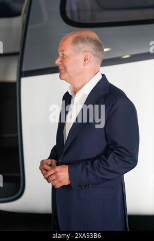 Berlin, Deutschland 05. Juni 2024: Internationale Luft- und Raumfahrtausstellung ILA 2024 im Bild: Bundeskanzler Olaf Scholz SPD vor einem Modell des Lilium Jets *** Berlin, Deutschland 05. Juni 2024 Internationale Luft- und Raumfahrtausstellung ILA 2024 Foto Copyright: XFotostandx/xReuhlx Stockfoto
