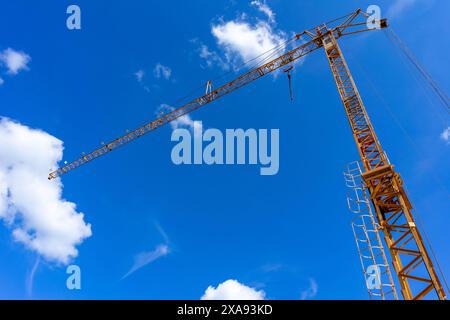 Baukran gegen blauen Himmel, Industrie Stockfoto