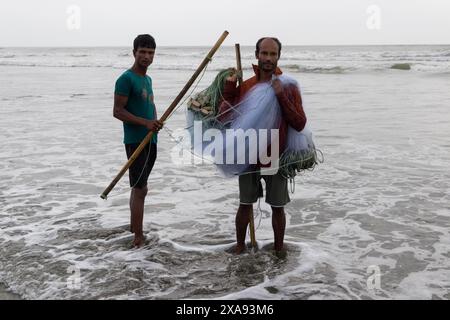 5. Juni 2024, Cox's Bazar, Chittagong, Bangladesch: Fischer fangen Fische mit Fischernetzen am Cox's Bazar Sea Beach, Bangladesch. Der Lebensunterhalt der Fischer hängt hier weitgehend von der Fischerei ab. Cox's Bazar, der längste natürliche Meeresstrand der Welt, erstreckt sich über 120 km entlang der Südostküste Bangladeschs. Berühmt für seinen goldenen Sand, die pulsierenden Sonnenuntergänge und die sanfte Brandung, zieht es jährlich Millionen von Touristen an. (Kreditbild: © Joy Saha/ZUMA Press Wire) NUR REDAKTIONELLE VERWENDUNG! Nicht für kommerzielle ZWECKE! Stockfoto