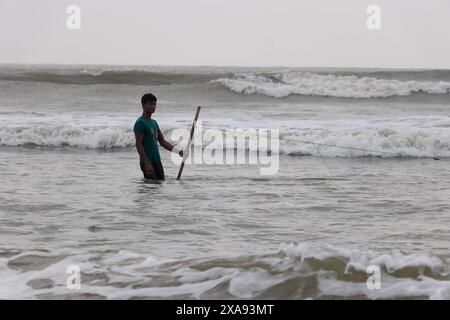 5. Juni 2024, Cox's Bazar, Chittagong, Bangladesch: Fischer fangen Fische mit Fischernetzen am Cox's Bazar Sea Beach, Bangladesch. Der Lebensunterhalt der Fischer hängt hier weitgehend von der Fischerei ab. Cox's Bazar, der längste natürliche Meeresstrand der Welt, erstreckt sich über 120 km entlang der Südostküste Bangladeschs. Berühmt für seinen goldenen Sand, die pulsierenden Sonnenuntergänge und die sanfte Brandung, zieht es jährlich Millionen von Touristen an. (Kreditbild: © Joy Saha/ZUMA Press Wire) NUR REDAKTIONELLE VERWENDUNG! Nicht für kommerzielle ZWECKE! Stockfoto