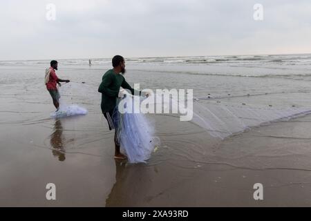 5. Juni 2024, Cox's Bazar, Chittagong, Bangladesch: Fischer fangen Fische mit Fischernetzen am Cox's Bazar Sea Beach, Bangladesch. Der Lebensunterhalt der Fischer hängt hier weitgehend von der Fischerei ab. Cox's Bazar, der längste natürliche Meeresstrand der Welt, erstreckt sich über 120 km entlang der Südostküste Bangladeschs. Berühmt für seinen goldenen Sand, die pulsierenden Sonnenuntergänge und die sanfte Brandung, zieht es jährlich Millionen von Touristen an. (Kreditbild: © Joy Saha/ZUMA Press Wire) NUR REDAKTIONELLE VERWENDUNG! Nicht für kommerzielle ZWECKE! Stockfoto