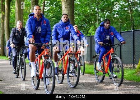 Zeist, Niederlande. Juni 2024. ZEIST, NIEDERLANDE - 5. JUNI: Virgil van Dijk aus den Niederlanden, Ryan Gravenberch aus den Niederlanden, Jeremie Frimpong aus den Niederlanden, die während eines Trainings der niederländischen Männer-Fußballmannschaft vor der EURO 2024 auf dem KNVB-Campus am 5. Juni 2024 in Zeist, Niederlande, auf einem Fahrrad ankommen. (Foto von Rene Nijhuis/Orange Pictures) Credit: Orange Pics BV/Alamy Live News Stockfoto