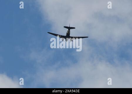 Dakota C47 fliegt über Chard, auf dem Weg zu Raf Upottery für D-Day Feiern, wenn sie heute Abend mit Fallschirmjägern für die Normandie Frankreich fliegen. 06/2024 dieses Foto wurde über Chard Somerset England uk aufgenommen. Quelle: Melvin Green / Alamy Live News. Stockfoto