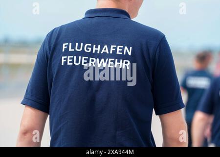 Berlin, Deutschland 05. Juni 2024: Internationale Luft- und Raumfahrtausstellung ILA 2024 im Bild: Beschäftigter mit Shirt Flughafen Feuerwehr *** Berlin, Deutschland 05 Juni 2024 Internationale Luft- und Raumfahrtausstellung ILA 2024 im Bild Mitarbeiter bei Shirt Flughafenfeuerwehr Copyright: XFotostandx/xReuhlx Stockfoto