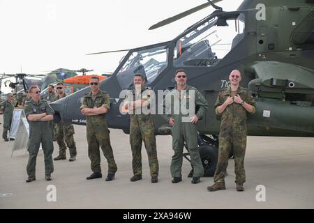 Berlin, Deutschland 05. Juni 2024: Internationale Luft- und Raumfahrtausstellung ILA 2024 im Bild: Crew eines Tiger Hubschraubers vor dem Cockpit *** Berlin 05 Juni 2024 Internationale Luft- und Raumfahrtausstellung ILA 2024 im Bild Crew eines Tiger Hubschraubers vor dem Cockpit Copyright: XFotostandx/xReuhlx Stockfoto