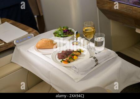 Berlin, Deutschland 05. Juni 2024: Internationale Luft- und Raumfahrtausstellung ILA 2024 im Bild: Mahlzeit in der Businessclass von Emirates *** Berlin 05 Juni 2024 Internationale Luft- und Raumfahrtausstellung ILA 2024 Pictured Meal in Emirates Business Class Copyright: XFotostandx/xReuhlx Stockfoto