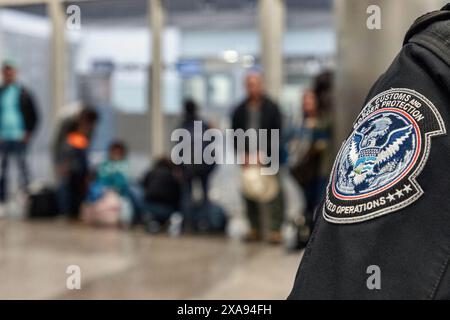 San Diego, Kalifornien, USA - 23. November 2018: Unzulässige Ausländer werden von CBP-Beamten am San Ysidro Port of Entry - Passkontrolle bearbeitet Stockfoto