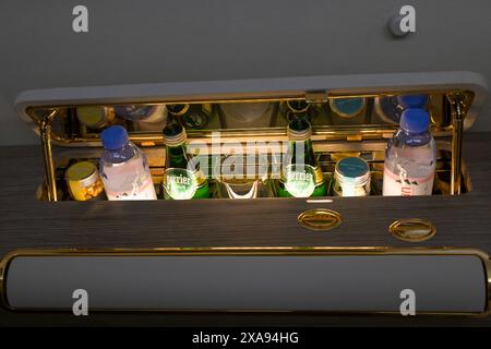 Berlin, Deutschland 05. Juni 2024: Internationale Luft- und Raumfahrtausstellung ILA 2024 im Bild: Barfach in der First Class an Bord eines Airbus A 380 der Emirates *** Berlin 05. Juni 2024 Internationale Luft- und Raumfahrtausstellung ILA 2024 Foto Copyright: XFotostandx/xReuhlx Stockfoto