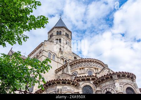 Außenansicht der Basilika Notre-Dame-du-Port, einer katholischen Stiftskirche im romanischen Stil, die im 12. Jahrhundert in Clermont-Ferrand, Frankreich, erbaut wurde Stockfoto