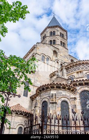 Außenansicht der Basilika Notre-Dame-du-Port, einer katholischen Stiftskirche im romanischen Stil, die im 12. Jahrhundert in Clermont-Ferrand, Frankreich, erbaut wurde Stockfoto