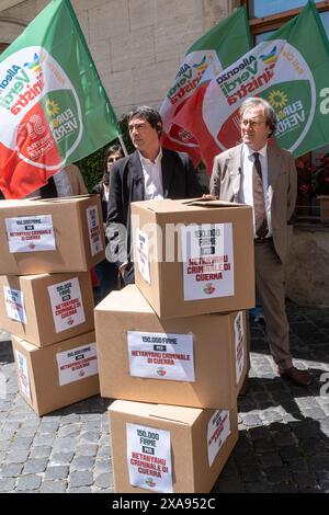 Angelo Bonelli e Nicola Fratoianni AVS in occasione della conferenza stampa nel giorno della consegna al Governo italiano delle Centocinquantamila firme raccolte online da Alleanza Verdi Sinistra“ per fermare il massacro del popolo palestinese a Gaza, affinché Netanyahu venga processato per krimini di guerra per l' inaccettabile vendetta verso i civili per la strage del 7 ottobre, per il cessate il fuoco Immediato al governo italiano“. Piazza Monte Citorio, Camera dei Deputati a Roma, Mercoledì, 05 Giugno 2024 (Foto Mauro Scrobogna/LaPresse) Angelo Bonelli und Nicola Fratoianni AVS ON Stockfoto