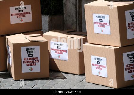 AVS consegna al Governo italiano delle Centocinquantamila firme raccolte online da Alleanza Verdi Sinistra „per fermare il massacro del popolo palestinese a Gaza, affinché Netanyahu venga process per krimini di guerra per l' inaccettabile vendetta verso i civili per la strage del 7 ottobre, per il cessate il fuoco Immediate al governo italiano“. Piazza Monte Citorio, Camera dei Deputati a Roma, Mercoledì, 05 Giugno 2024 (Foto Mauro Scrobogna/LaPresse) AVS liefert der italienischen Regierung die hunderttausend Unterschriften, die online von der Alleanza Verdi Sinist gesammelt wurden Stockfoto