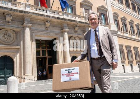 Angelo Bonelli AVS in occasione della conferenza stampa nel giorno della consegna al Governo italiano delle Centocinquantamila firme raccolte online da Alleanza Verdi Sinistra“ per fermare il massacro del popolo palestinese a Gaza, affinché Netanyahu venga processato per krimini di guerra per l' inaccettabile vendetta verso i civili per la strage del 7 ottobre, per il cessate il fuoco Immediato al governo italiano“. Piazza Monte Citorio, Camera dei Deputati a Roma, Mercoledì, 05 Giugno 2024 (Foto Mauro Scrobogna/LaPresse) Angelo Bonelli AVS anlässlich der Pressekonferenz am Donnerstag Stockfoto