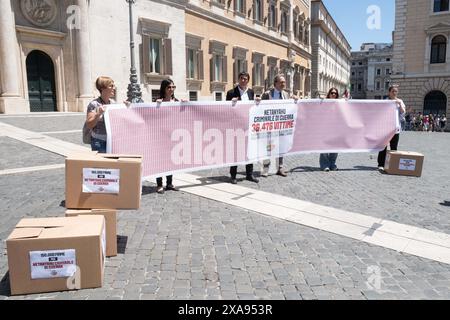 Angelo Bonelli e Nicola Fratoianni AVS in occasione della conferenza stampa nel giorno della consegna al Governo italiano delle Centocinquantamila firme raccolte online da Alleanza Verdi Sinistra“ per fermare il massacro del popolo palestinese a Gaza, affinché Netanyahu venga processato per krimini di guerra per l' inaccettabile vendetta verso i civili per la strage del 7 ottobre, per il cessate il fuoco Immediato al governo italiano“. Piazza Monte Citorio, Camera dei Deputati a Roma, Mercoledì, 05 Giugno 2024 (Foto Mauro Scrobogna/LaPresse) Angelo Bonelli und Nicola Fratoianni AVS ON Stockfoto