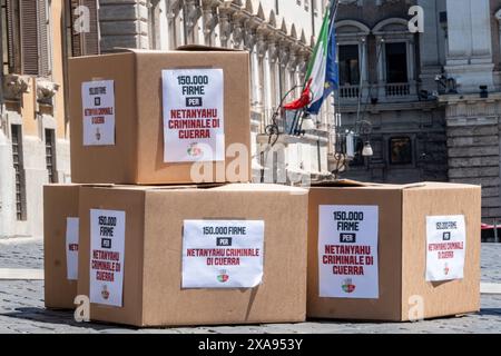 AVS consegna al Governo italiano delle Centocinquantamila firme raccolte online da Alleanza Verdi Sinistra „per fermare il massacro del popolo palestinese a Gaza, affinché Netanyahu venga process per krimini di guerra per l' inaccettabile vendetta verso i civili per la strage del 7 ottobre, per il cessate il fuoco Immediate al governo italiano“. Piazza Monte Citorio, Camera dei Deputati a Roma, Mercoledì, 05 Giugno 2024 (Foto Mauro Scrobogna/LaPresse) AVS liefert der italienischen Regierung die hunderttausend Unterschriften, die online von der Alleanza Verdi Sinist gesammelt wurden Stockfoto