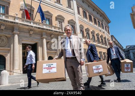 Angelo Bonelli AVS in occasione della conferenza stampa nel giorno della consegna al Governo italiano delle Centocinquantamila firme raccolte online da Alleanza Verdi Sinistra“ per fermare il massacro del popolo palestinese a Gaza, affinché Netanyahu venga processato per krimini di guerra per l' inaccettabile vendetta verso i civili per la strage del 7 ottobre, per il cessate il fuoco Immediato al governo italiano“. Piazza Monte Citorio, Camera dei Deputati a Roma, Mercoledì, 05 Giugno 2024 (Foto Mauro Scrobogna/LaPresse) Angelo Bonelli AVS anlässlich der Pressekonferenz am Donnerstag Stockfoto