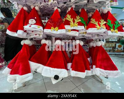 Rote Weihnachtsmannshüte werden in Geschäften vor den Weihnachtsfeiern verkauft Stockfoto