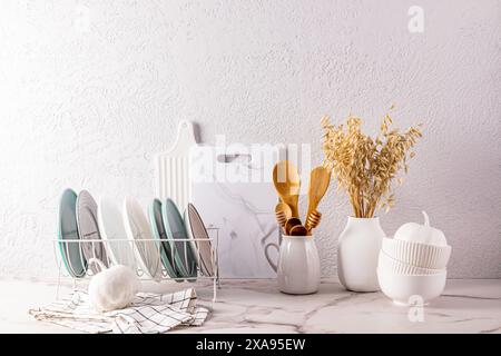 Klassisches, weißes Tischgeschirr auf Marmorarbeitsfläche. Stilvolle Einrichtung. Umweltfreundliche Küche. Vorderansicht. Keine Verschwendung Stockfoto