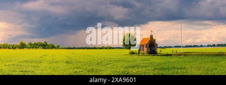 Ein breites 3:1-Panoramabild des 2. Weltkriegs-Denkmals „unsere Lieben Frau von der blühenden Betuwe“ in Bemmel (Gemeinde Lingewaard), Niederlande, Stockfoto