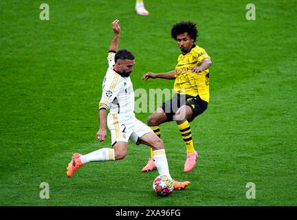 Real Madrids Daniel Carvajal (links) und Borussia Dortmunds Karim Adeyemi kämpfen um den Ball im Finale der UEFA Champions League im Londoner Wembley Stadium. Bilddatum: Samstag, 1. Juni 2024. Stockfoto