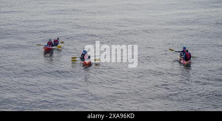 Menschen in Kajaks auf dem Meer vor der Küste von Forte de Santa Maria da Arrabida, Parque Natural da Arrábida, São Lourenco, Setúbal Portugal Stockfoto