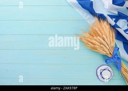 Shavuot jüdischer Hintergrund. Reifer Weizenstrauß mit blauem Band mit Israel-Flagge und Hintergründen. Symbole des jüdischen Feiertags Shavuot-Konzepts. Backgro Stockfoto