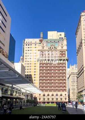 Dallas, USA - 11. November 2023: Blick auf die Innenstadt von Dallas auf moderne und historische Gebäude mit Menschen im Discovery District Downtown von ATT. Stockfoto